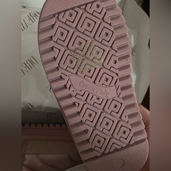 NIB Dream Pairs Girl Pink Snow Boots size 10 - Picture 3 of 4